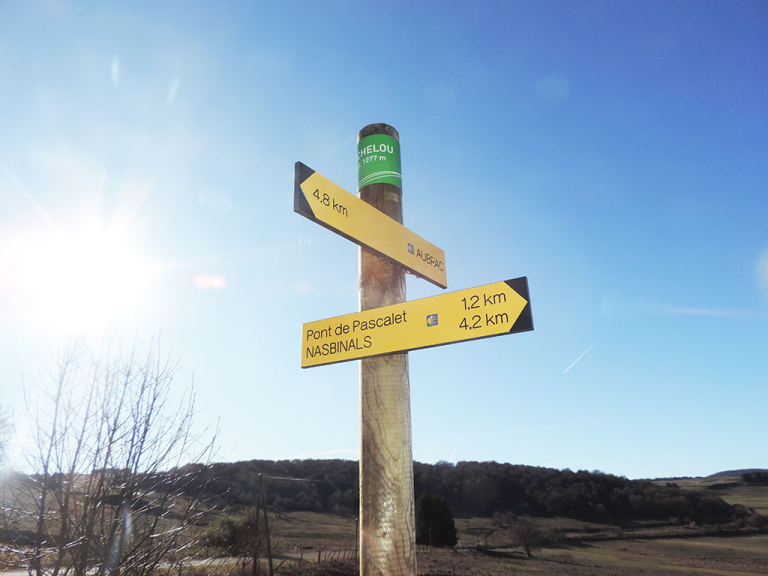 Signalisation directionnel sur le chemin de Saint Jacques- PNR Aubrac