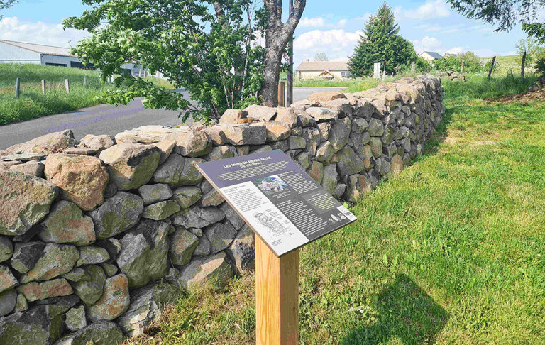 A Nasbinals, un panneau pour mieux connaître l'intérêt des murs en pierre sèche - PNR Aubrac