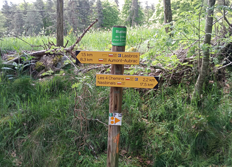 Une signalétique rénovée sur le GR® de Pays du Tour des Monts d'Aubrac - PNR Aubrac