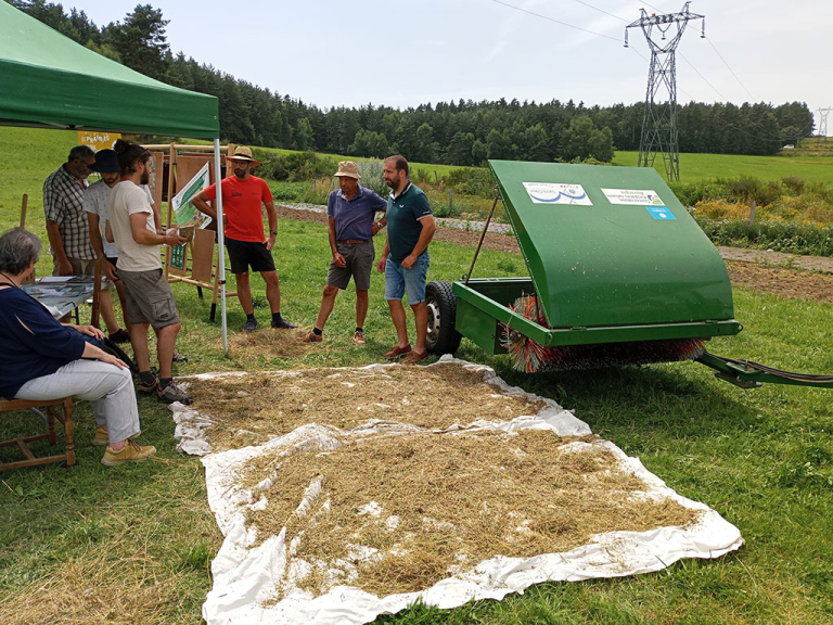 Démonstration de récolte de semences de prairies naturelles - PNR Aubrac