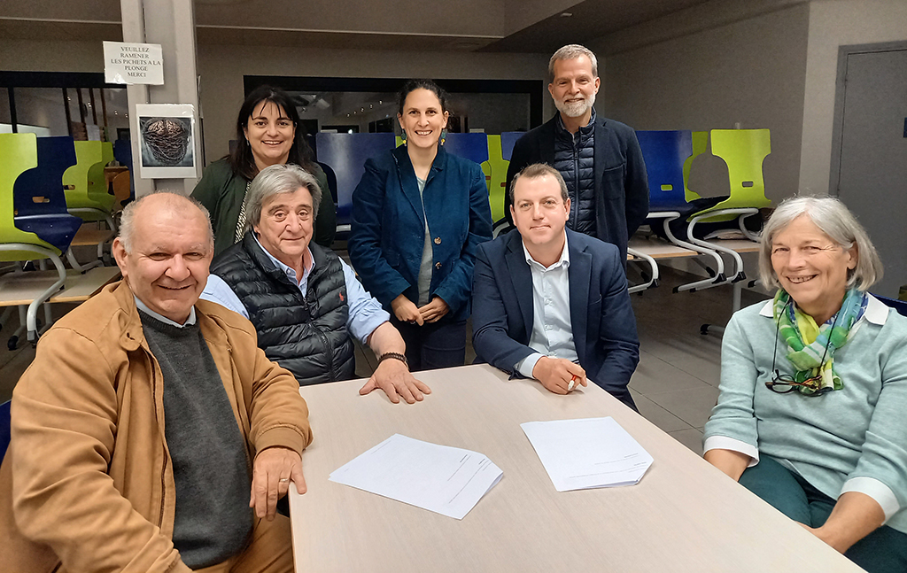 Olivier Martin, directeur de l’ EPLEFPA de Lozère, Nadia Vigier, secrétaire générale de l’EPLEFPA, Bernard Bastide, président du Parc, Solveig Cherrier, chargée de mission Éducation au Parc, Julien Tuffery, président de l’EPLEFPA de Lozère, Olivier Guiard, directeur du Parc et Geneviève Gasq-Barès, élue référente Éducation au Parc.