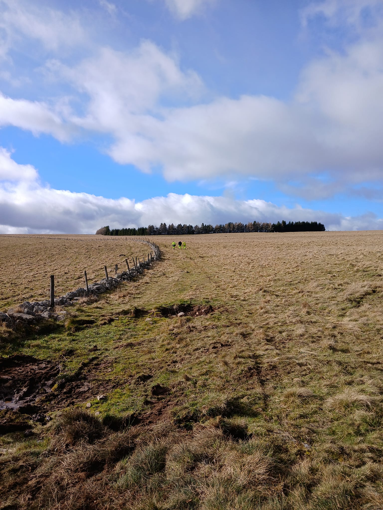 6 portillons piéton installés sur le GR® de Pays du Tour des Monts d'Aubrac à Saint-Urcize